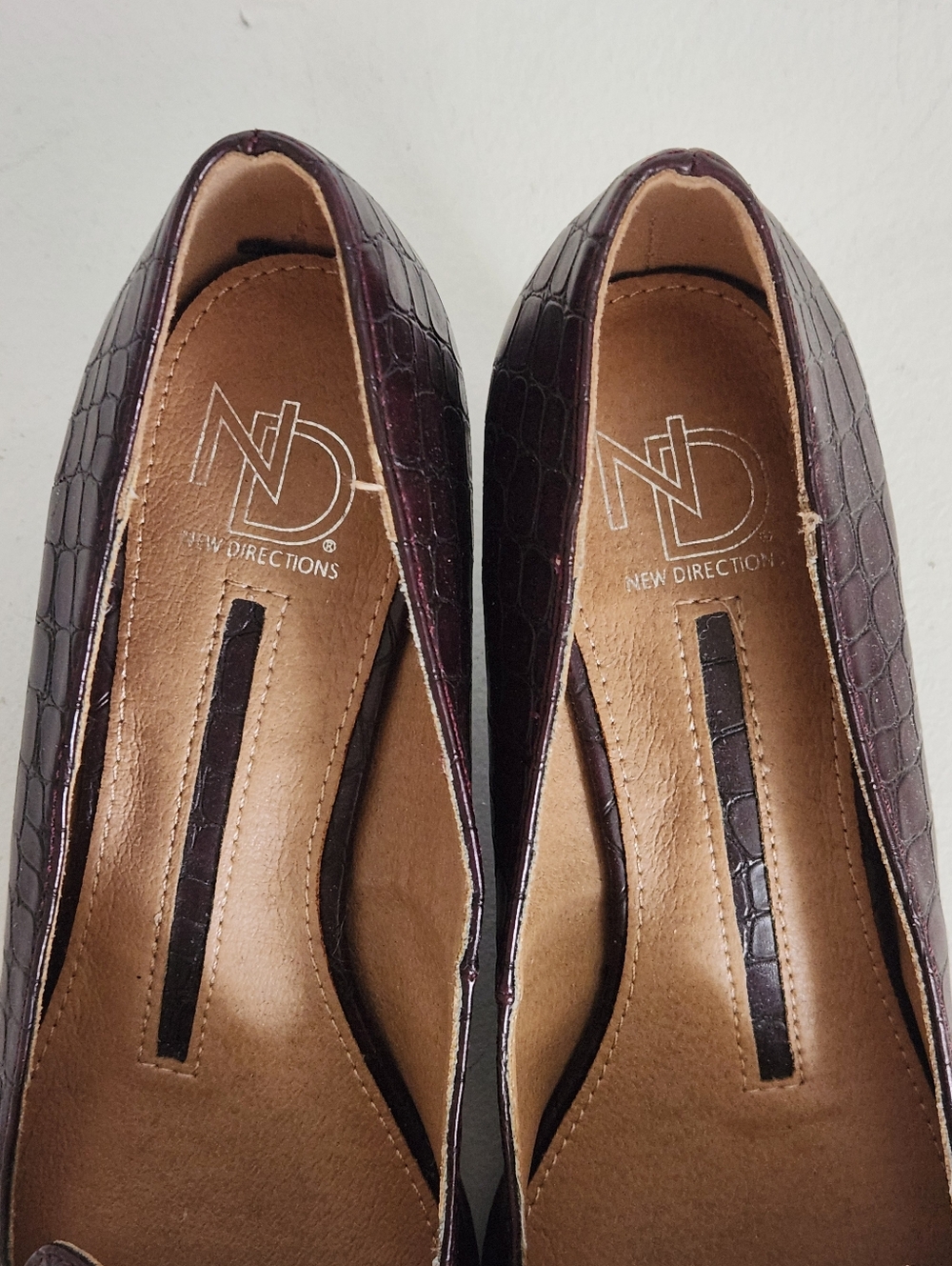 Brand New, New Directions Pointed Toe Croc-Embossed Kitten Heels - Picture 4 of 5